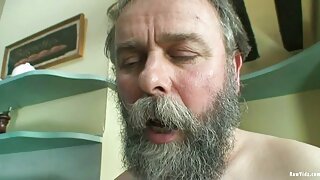 خواهر شیطان در حالی که سکس خشن چند نفره سگی را دراز می کشد موهایش را می کشد